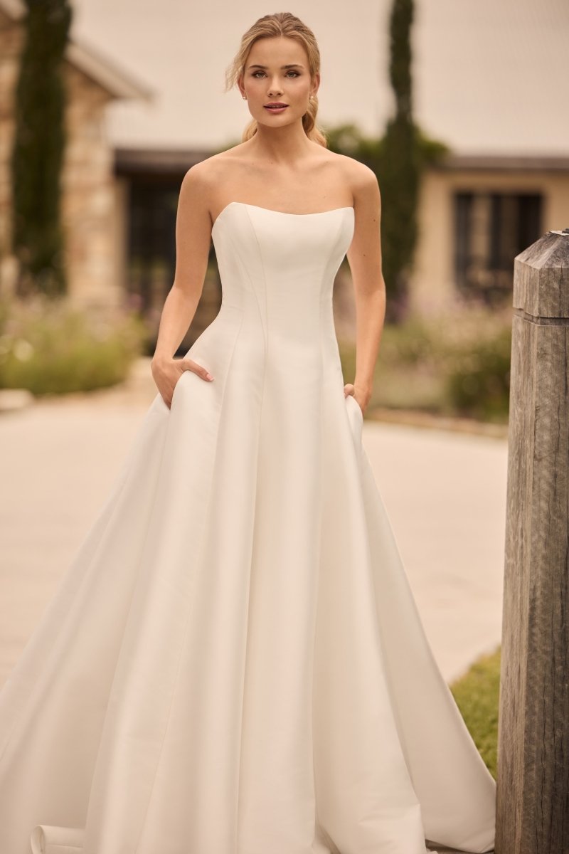 Wedding_Dress_Bridal_Gown_veil_Accessories_Los_Angeles_ForLove_Bridal-Monique-Lhuillier-pallas-Sima-Couture-Elysee-Vivienne-Westwood- Dana-Harel-Milla-Nova-La-Premiere-privee-loho-cinq-Sophia-Tolli-ines-di-santo-leah-da-gloria-rivini-oscar-de-la-renta-ysa-makino-eden-aharon-Mariana-Hardwick-Oksana-Mukha-Couture-Dana-Harel-Kyha-Nicole-Felicia-Enzoani-bridal-veils-best-bridal-store-in-los-angeles-enzoani-vera-wang-sarah-seven-Grace-Loves-Lace-lovely-bride-lilis-rachel-&-rose-liz-martinez-Dovita-bridal-minis