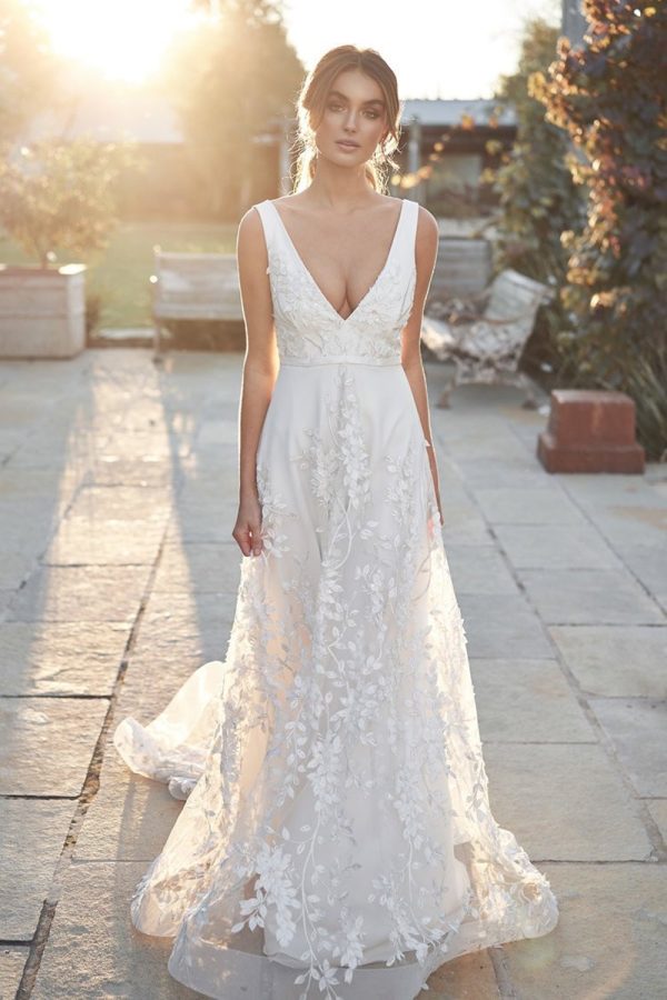 Wedding_Dress_Bridal_Gown_veil_Accessories_Los_Angeles_ForLove_Bridal-Monique-Lhuillier-pallas-Sima-Couture-Elysee-Vivienne-Westwood- Dana-Harel-Milla-Nova-La-Premiere-privee-loho-cinq-Sophia-Tolli-ines-di-santo-leah-da-gloria-rivini-oscar-de-la-renta-ysa-makino-eden-aharon-Mariana-Hardwick-Oksana-Mukha-Couture-Dana-Harel-Kyha-Nicole-Felicia-Enzoani-bridal-veils-best-bridal-store-in-los-angeles-enzoani-vera-wang-sarah-seven-Grace-Loves-Lace-lovely-bride-lilis-rachel-&-rose-liz-martinez-Dovita-bridal-minis