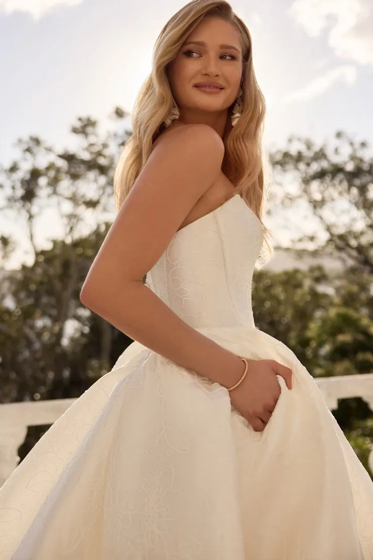 Wedding_Dress_Bridal_Gown_veil_Accessories_Los_Angeles_ForLove_Bridal-Monique-Lhuillier-pallas-Sima-Couture-Elysee-Vivienne-Westwood- Dana-Harel-Milla-Nova-La-Premiere-privee-Muse-cinq-Sophia-Tolli-ines-di-santo-leah-da-gloria-rivini-oscar-de-la-renta-ysa-makino-eden-aharon-Mariana-Hardwick-Oksana-Mukha-Couture-Dana-Harel-Kyha-Nicole-Felicia-Enzoani-bridal-veils-best-bridal-store-in-los-angeles-enzoani-vera-wang-sarah-seven-Grace-Loves-Lace-lovely-bride-lilis-rachel-&-rose-liz-martinez-Dovita-bridal-minis
