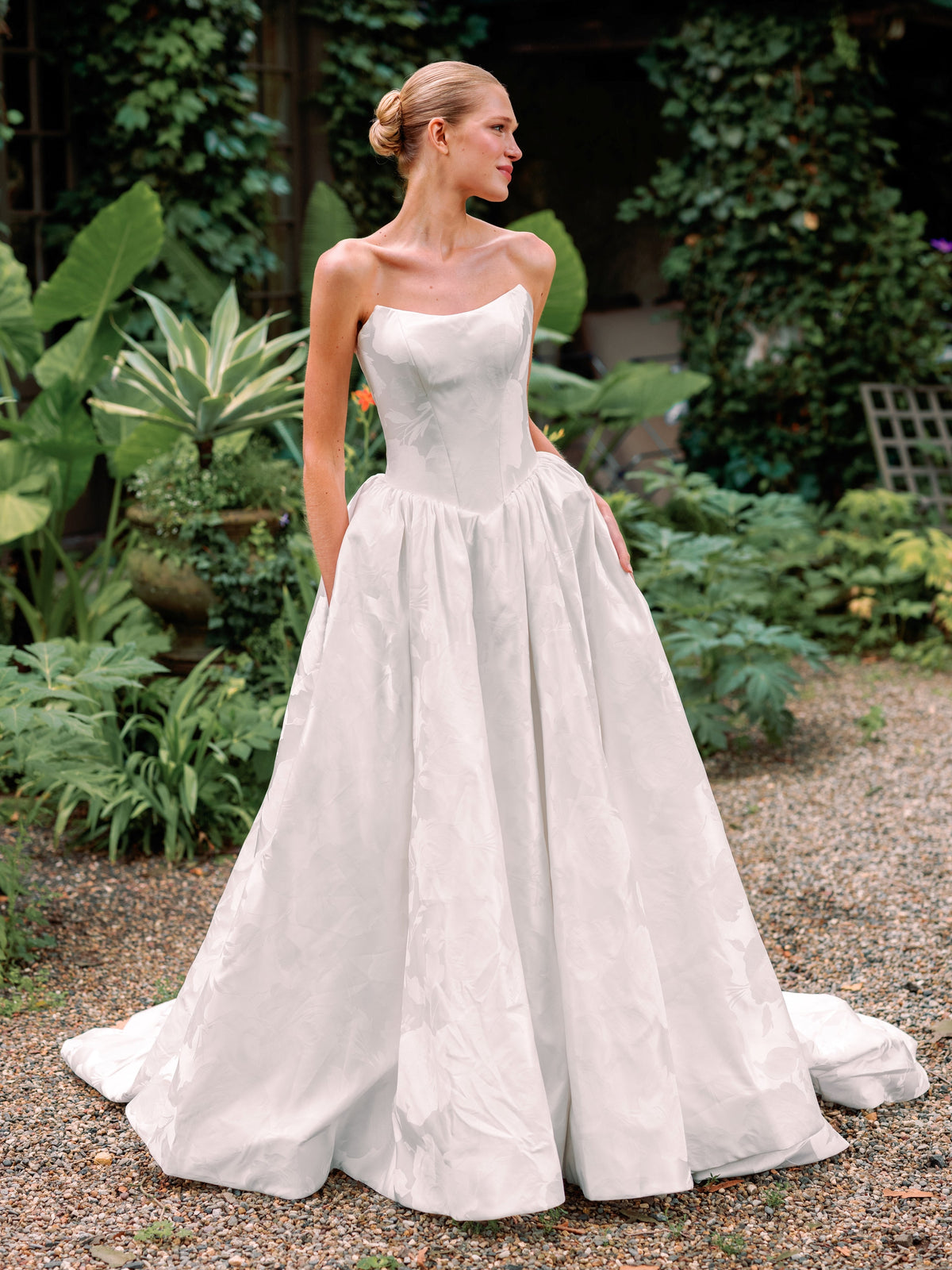 Wedding_Dress_Bridal_Gown_veil_Accessories_Los_Angeles_ForLove_Bridal-Monique-Lhuillier-pallas-Sima-Couture-Elysee-Vivienne-Westwood- Dana-Harel-Milla-Nova-La-Premiere-privee-Muse-cinq-Sophia-Tolli-ines-di-santo-leah-da-gloria-rivini-oscar-de-la-renta-ysa-makino-eden-aharon-Mariana-Hardwick-Oksana-Mukha-Couture-Dana-Harel-Kyha-Nicole-Felicia-Enzoani-bridal-veils-best-bridal-store-in-los-angeles-enzoani-vera-wang-sarah-seven-Grace-Loves-Lace-lovely-bride-lilis-rachel-&-rose-liz-martinez-Dovita-bridal-minis
