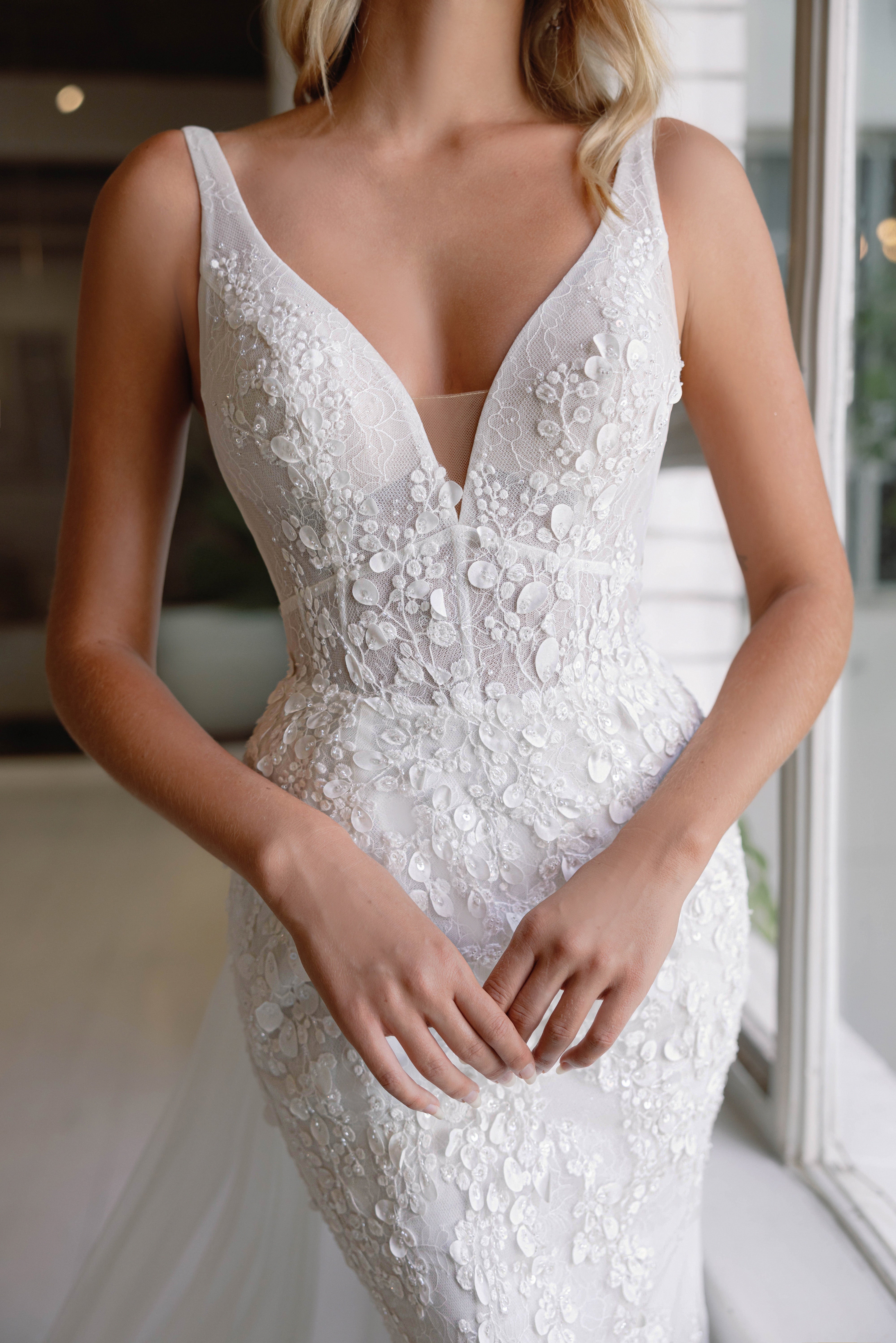 Wedding_Dress_Bridal_Gown_veil_Accessories_Los_Angeles_ForLove_Bridal-Monique-Lhuillier-pallas-Sima-Couture-Elysee-Vivienne-Westwood- Dana-Harel-Milla-Nova-La-Premiere-privee-loho-cinq-Sophia-Tolli-ines-di-santo-leah-da-gloria-rivini-oscar-de-la-renta-ysa-makino-eden-aharon-Mariana-Hardwick-Oksana-Mukha-Couture-Dana-Harel-Kyha-Nicole-Felicia-Enzoani-bridal-veils-best-bridal-store-in-los-angeles-enzoani-vera-wang-sarah-seven-Grace-Loves-Lace-lovely-bride-lilis-rachel-&-rose-liz-martinez-Dovita-bridal-minis