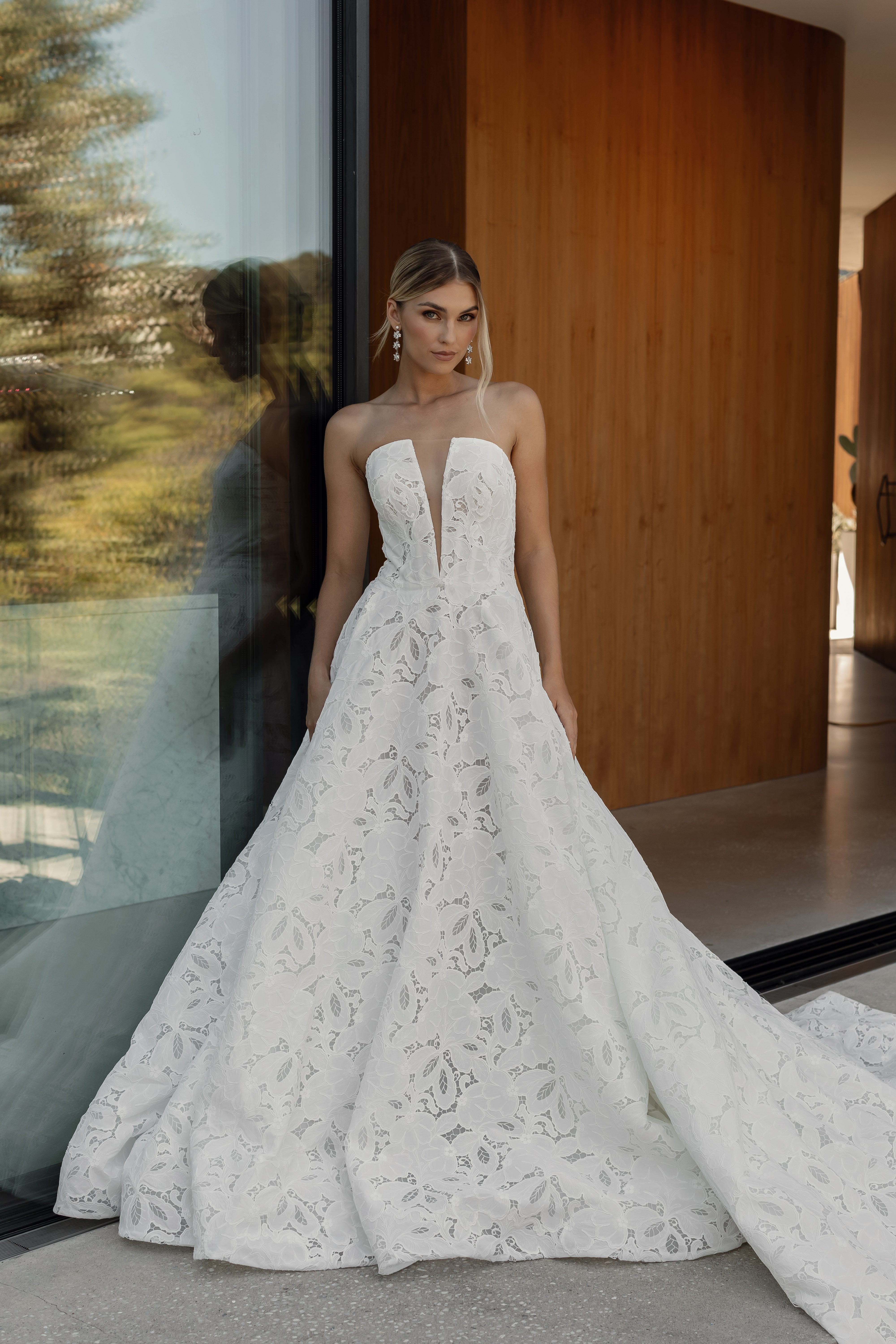 Wedding_Dress_Bridal_Gown_veil_Accessories_Los_Angeles_ForLove_Bridal-Monique-Lhuillier-pallas-Sima-Couture-Elysee-Vivienne-Westwood- Dana-Harel-Milla-Nova-La-Premiere-privee-loho-cinq-Sophia-Tolli-ines-di-santo-leah-da-gloria-rivini-oscar-de-la-renta-ysa-makino-eden-aharon-Mariana-Hardwick-Oksana-Mukha-Couture-Dana-Harel-Kyha-Nicole-Felicia-Enzoani-bridal-veils-best-bridal-store-in-los-angeles-enzoani-vera-wang-sarah-seven-Grace-Loves-Lace-lovely-bride-lilis-rachel-&-rose-liz-martinez-Dovita-bridal-minis