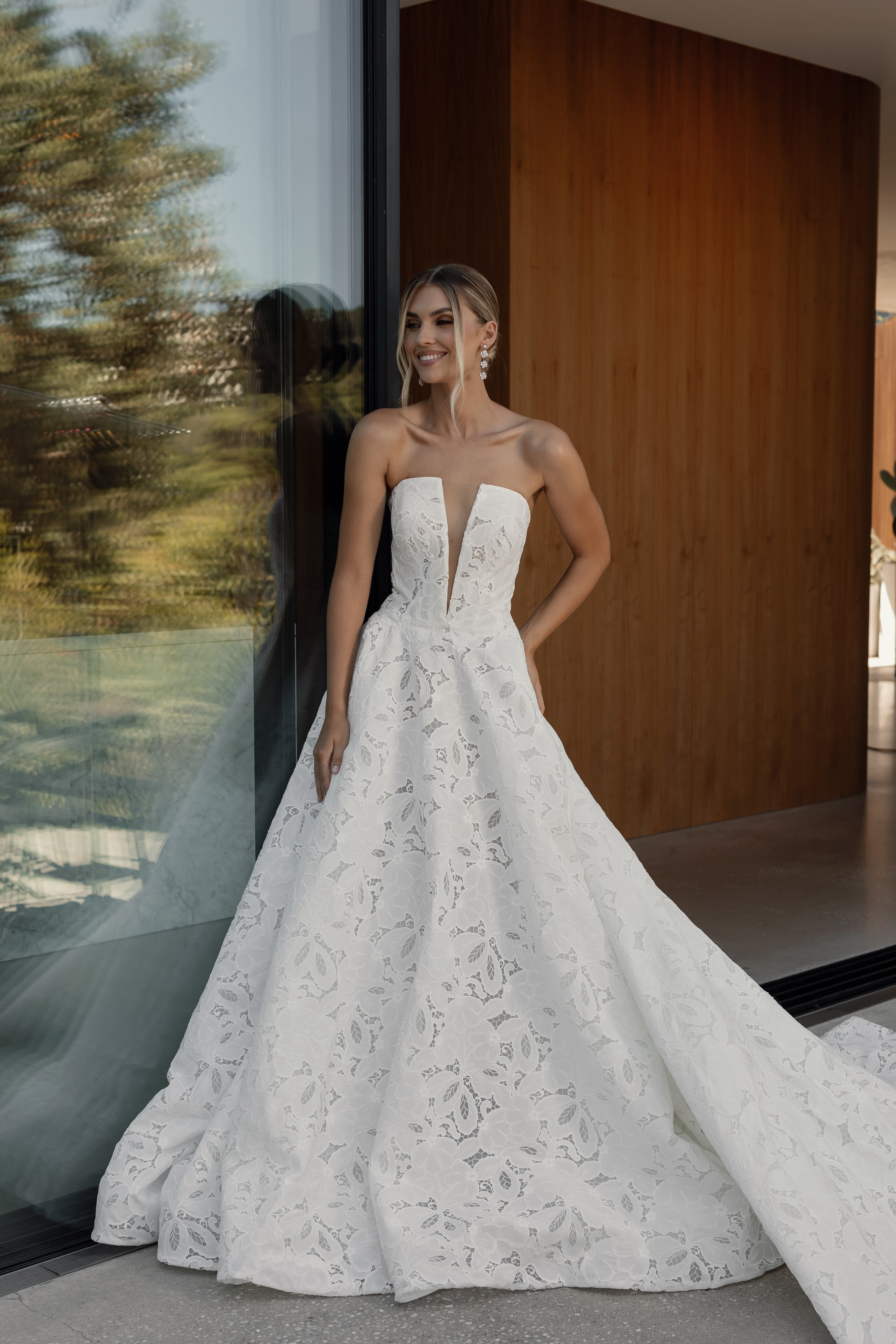 Wedding_Dress_Bridal_Gown_veil_Accessories_Los_Angeles_ForLove_Bridal-Monique-Lhuillier-pallas-Sima-Couture-Elysee-Vivienne-Westwood- Dana-Harel-Milla-Nova-La-Premiere-privee-loho-cinq-Sophia-Tolli-ines-di-santo-leah-da-gloria-rivini-oscar-de-la-renta-ysa-makino-eden-aharon-Mariana-Hardwick-Oksana-Mukha-Couture-Dana-Harel-Kyha-Nicole-Felicia-Enzoani-bridal-veils-best-bridal-store-in-los-angeles-enzoani-vera-wang-sarah-seven-Grace-Loves-Lace-lovely-bride-lilis-rachel-&-rose-liz-martinez-Dovita-bridal-minis